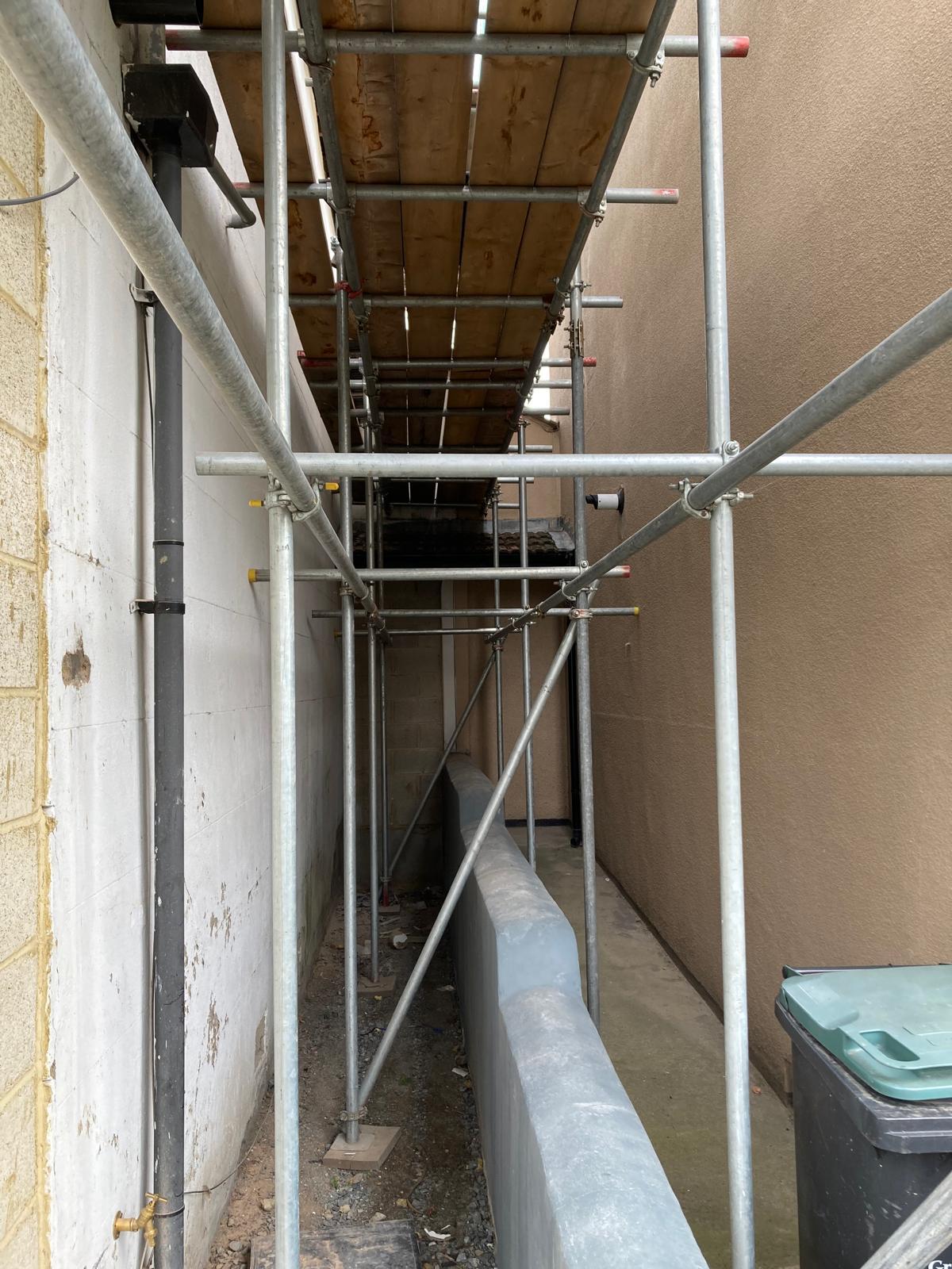Enclosed scaffolding